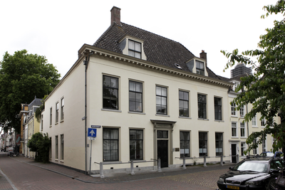 903118 Gezicht op het pand Nieuwegracht 27 te Utrecht, met links de Hamburgerstraat.
